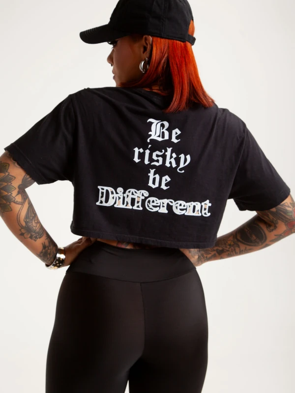 Be risky be different t-shirt cropped